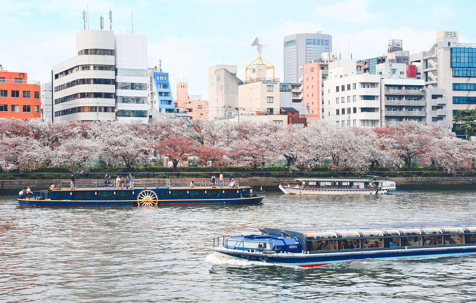 El autobús acuático Aqua Liner navega por el río Ogawa. Parte del muelle que hay en los terrenos del Castillo de Osaka.