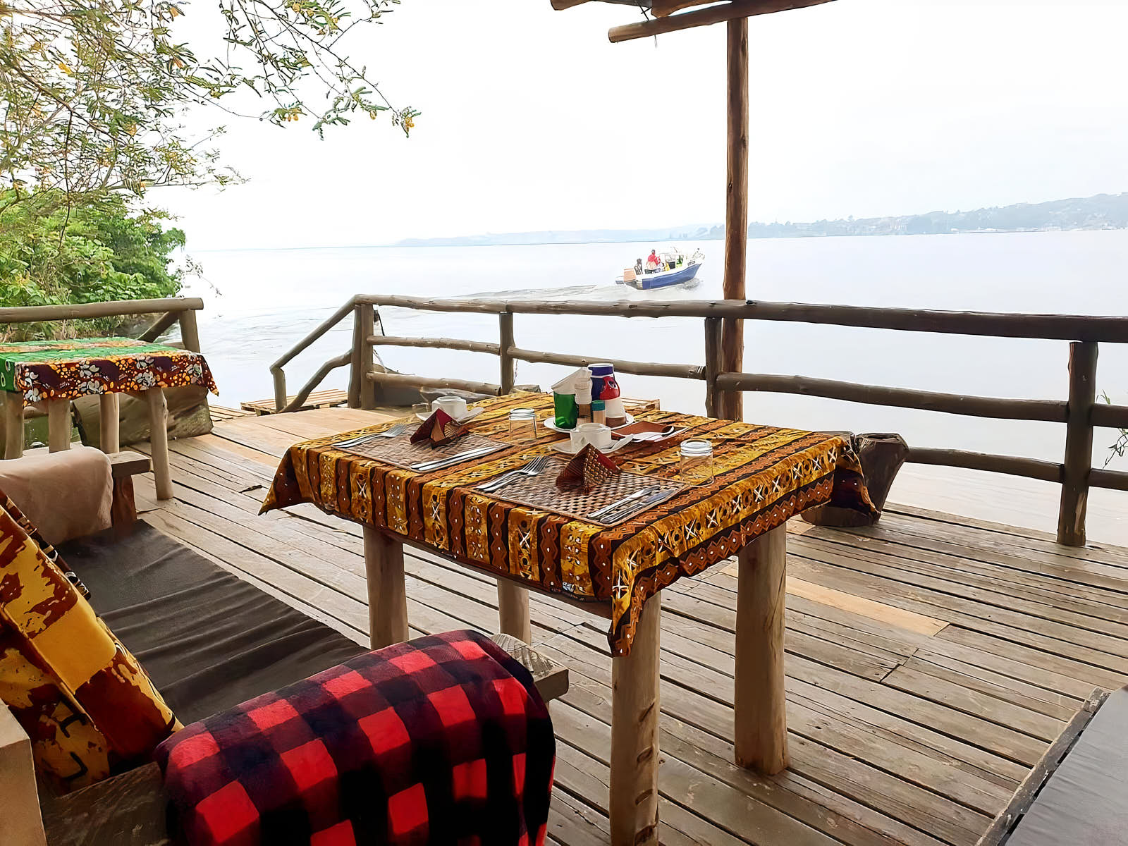 Отель Tilapia Lodge расположен на берегу залива Виктории. Поэтому в качестве бонуса мы получили возможность выпить утреннюю чашку кофе с видом на озеро