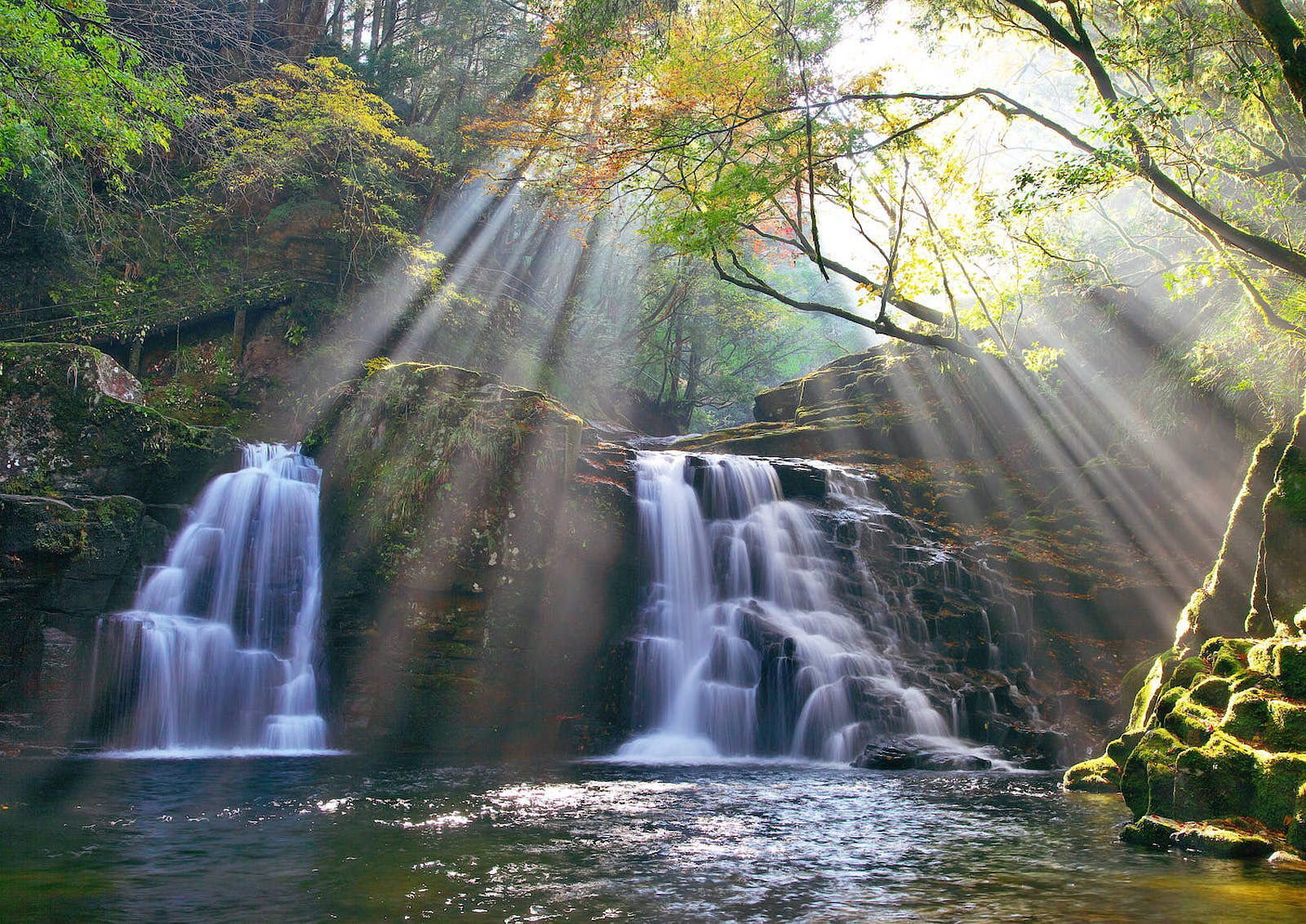 La cascada Akame 48 se encuentra en el Parque Seminacional Murō-Akame-Aoyama. Un sendero fácil lleva hasta ella a través del bosque, bordeando un río y rodeado de muchas cascadas pequeñas.