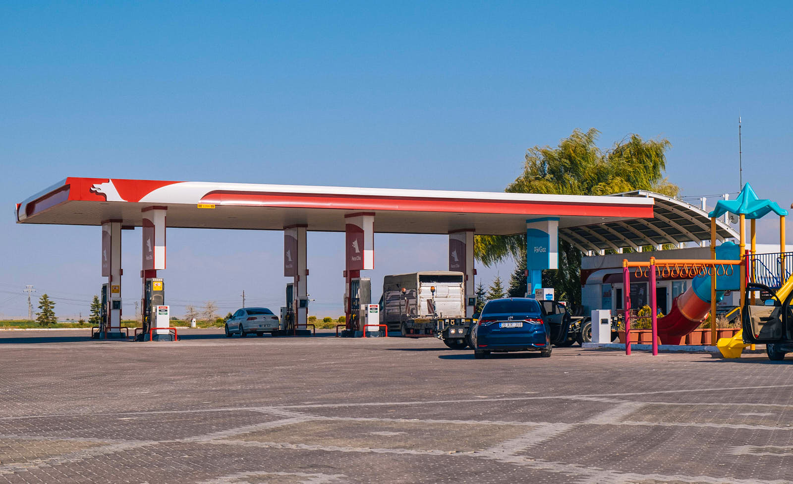 На заправках крупных сетей обычно есть хороший магазин, кофе и туалеты