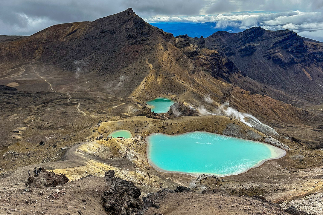 Маршрут Tongariro Alpine всключает в себя всё разнообразие природных фактур: застывшие потоки лавы, кратеры, изумрудные озера, фумаролы, лес и горные реки