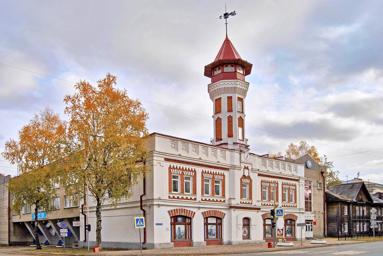 Вблизи парка расположена пожарная каланча, которая на момент постройки в 1907 году была самым высоким зданием в городе