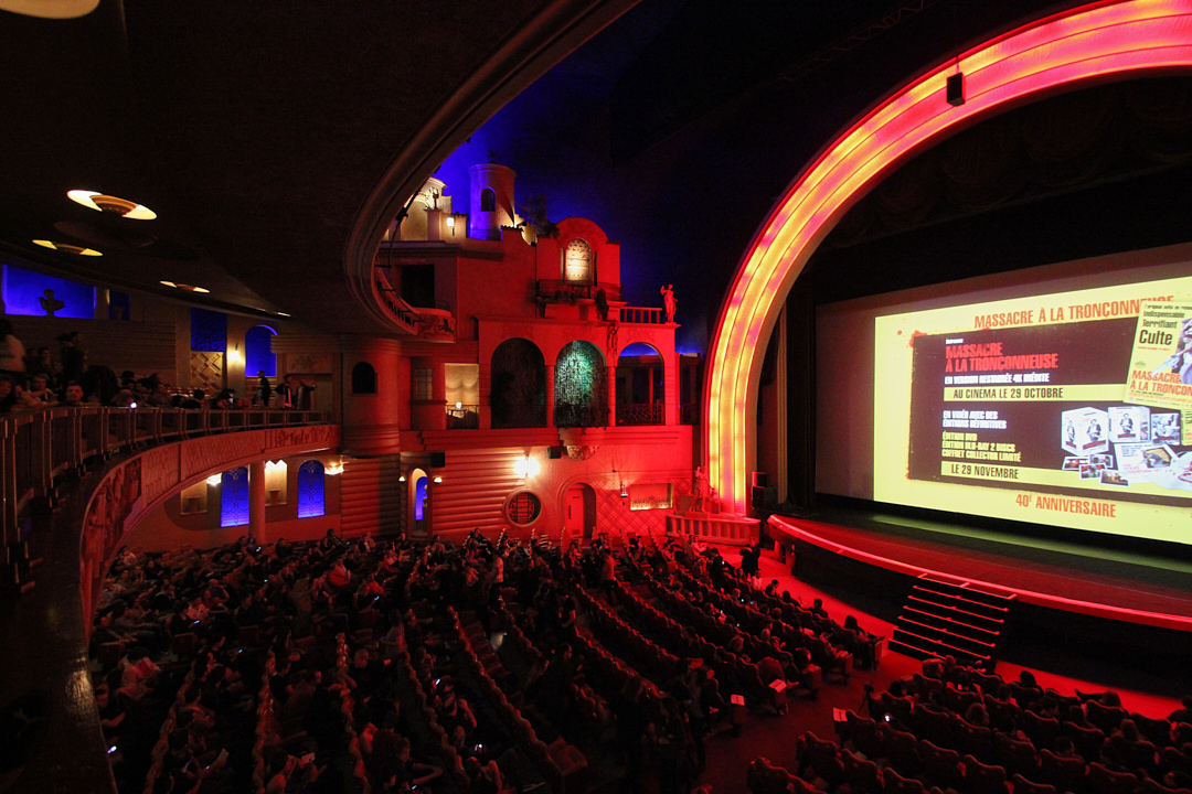 На Гран-бульваре расположился самый крупный кинозал Европы Le Grand Rex, построенный около века назад