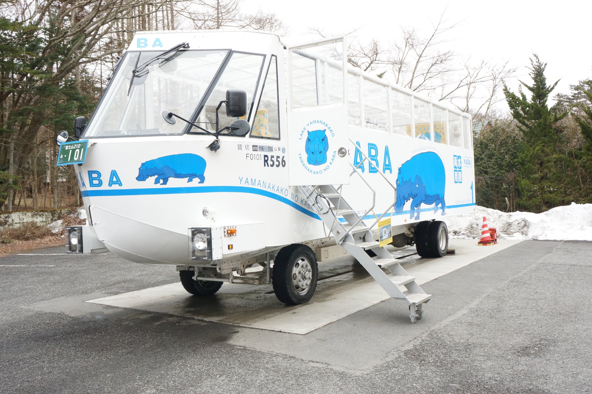 Kaba Bus Yamanakako Amphibious Bus