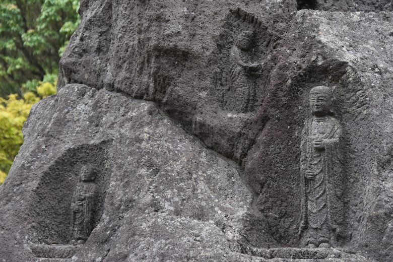 Moto-Hakone Stone Buddhas