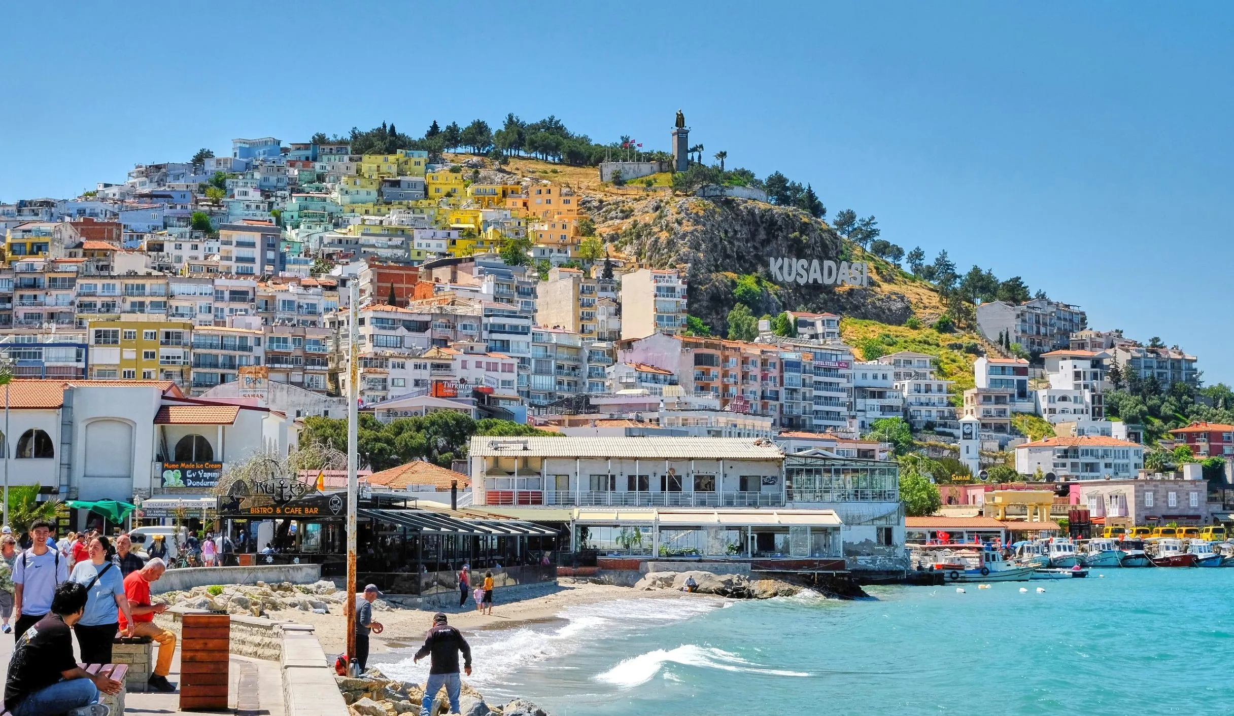 Küstenansicht von Kusadasi mit Kreuzfahrtschiffen und der Taubeninsel