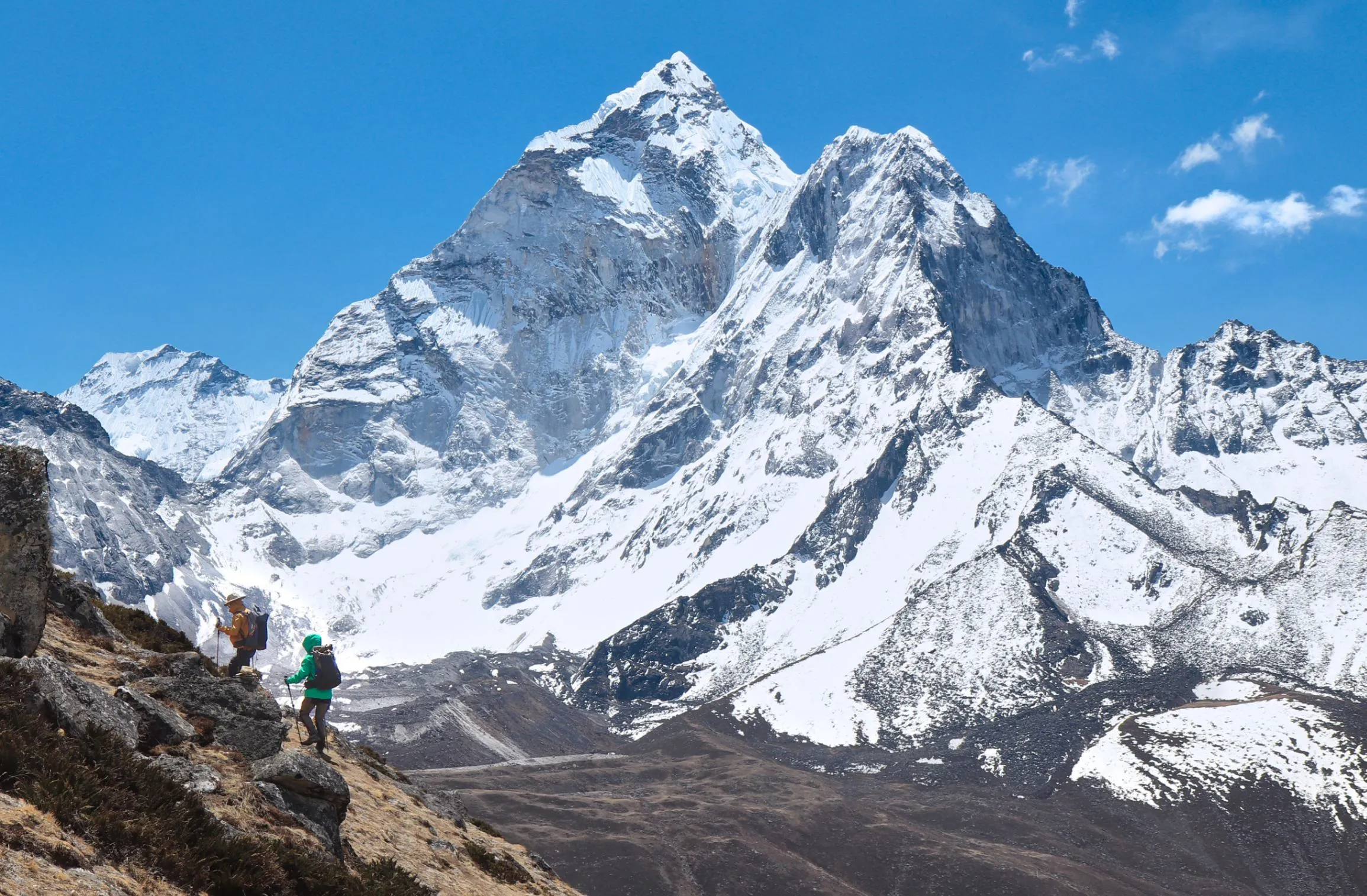 Wanderer auf dem Weg zum Everest-Basislager mit schneebedeckten Gipfeln des Himalaya im Hintergrund