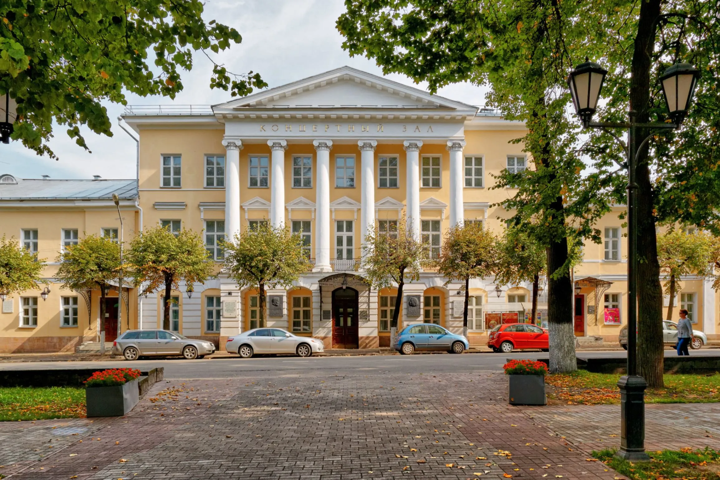 The House of the Nobility Assembly is a fine example of classicism, representing a more ceremonial, high-status Smolensk. The building was constructed in the 1820s for the Smolensk Nobility Society.