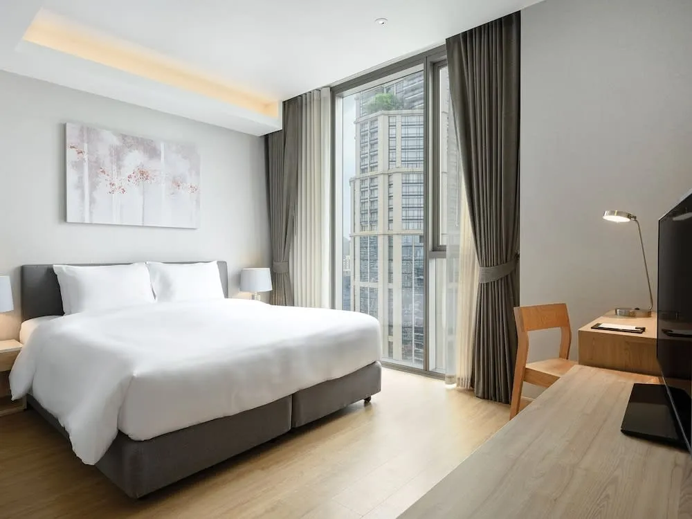 Oakwood Suites Bangkok photo 2