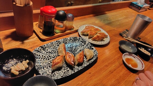 Gyoza Suguruya: handgefaltete Gyoza an der Theke — 5
