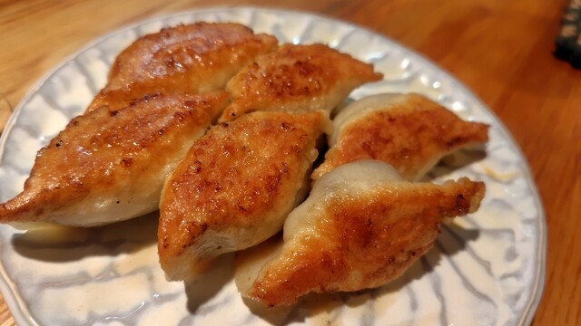 Gyoza Suguruya: handgefaltete Gyoza an der Theke — 4