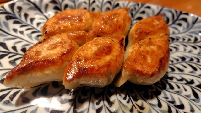Gyoza Suguruya: handgefaltete Gyoza an der Theke — 3