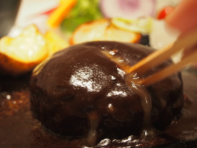 Tezukuri Hamburger Steak Kobo Toshi: saftige, handgemachte Hamburg Steaks — 2