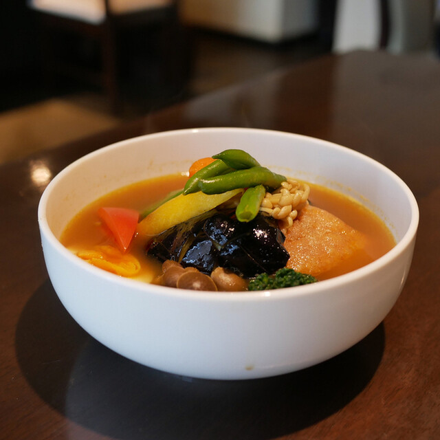 Curry Kong: Zutatenfokussiertes Suppencurry — 1
