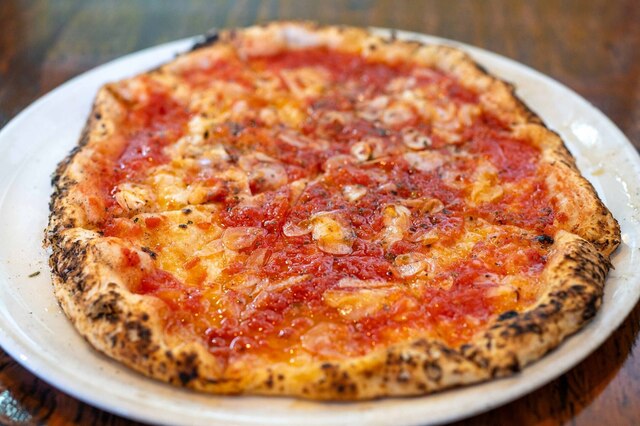 PIZZERIA DA MASSIMO: Klassische neapolitanische Pizza — 1