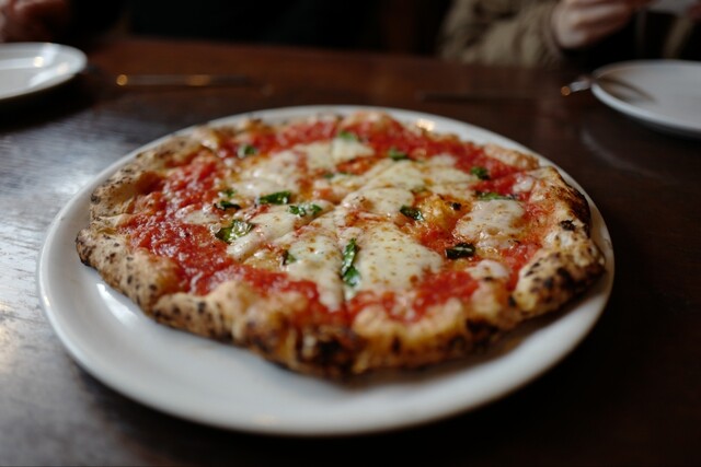 PIZZERIA DA MASSIMO: Klassische neapolitanische Pizza — 4
