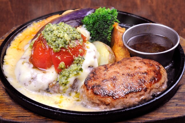 STEAK&HAMBURG HIGE Sapporo minami 5 jou honten: Lamm-Hamburg-Steak am Tresen — 4