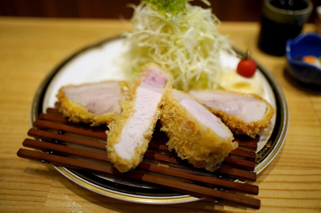 Tonkatsu Bambou: sanft frittiertes, rosa Schweinekotelett — 2