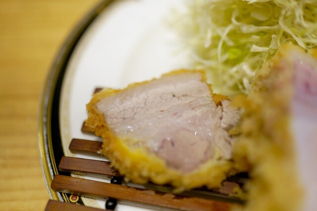 Tonkatsu Bambou: sanft frittiertes, rosa Schweinekotelett — 5