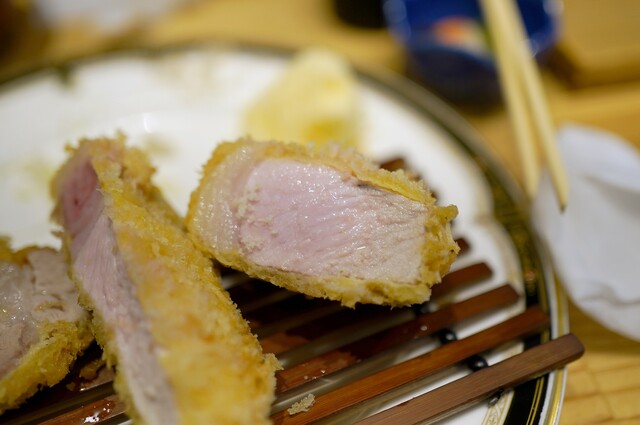 Tonkatsu Bambou: sanft frittiertes, rosa Schweinekotelett — 4