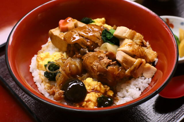 Tori Jaya Bettei: Klassisches Oyakodon und Udon-suki — 2