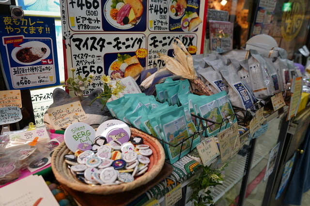 BERG: Klassisches Bahnhofscafé und Bierlokal in Shinjuku — 2