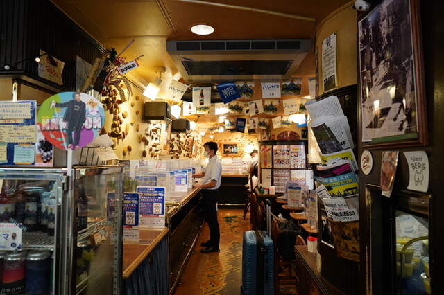 BERG: Klassisches Bahnhofscafé und Bierlokal in Shinjuku — 5