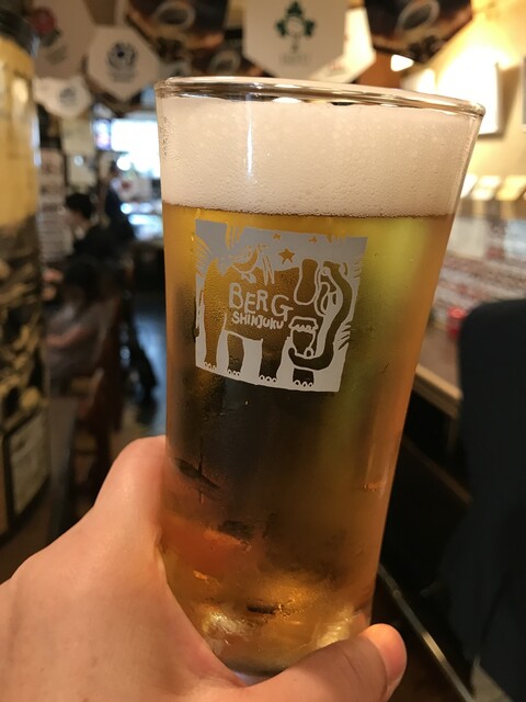 BERG: Klassisches Bahnhofscafé und Bierlokal in Shinjuku — 3