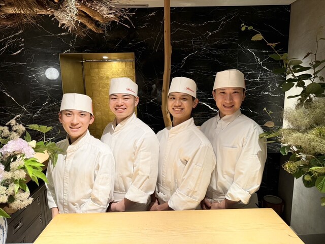HATSUNEZUSHI: Theatralisches Edo-mae Sushi Omakase — 5
