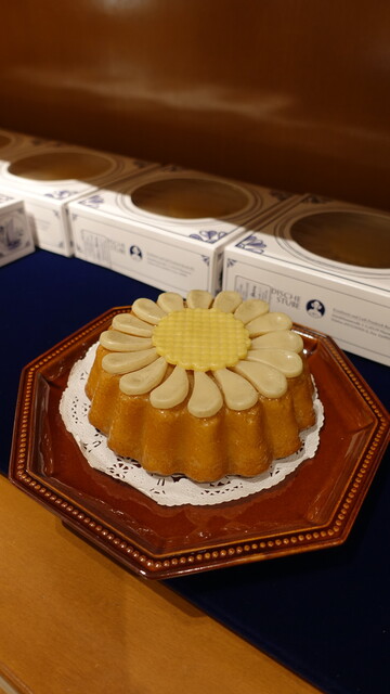 HOLLANDISCHE KAKAO-STUBE Shinjuku isetan ten: Authentic German Baumkuchen — 3