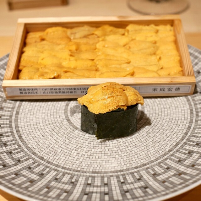 Sushi Takamitsu: Theatralisches Omakase mit erstklassigem Uni — 3