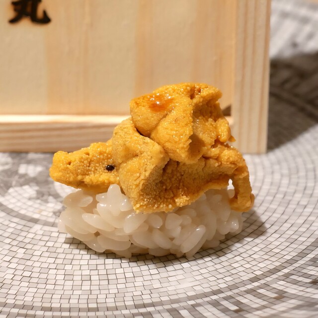 Sushi Takamitsu: Theatralisches Omakase mit erstklassigem Uni — 2