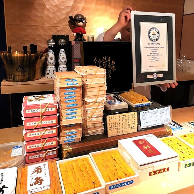 Sushi Takamitsu: Theatralisches Omakase mit erstklassigem Uni — 1