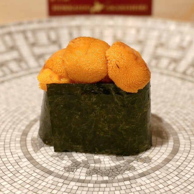 Sushi Takamitsu: Theatralisches Omakase mit erstklassigem Uni — 5