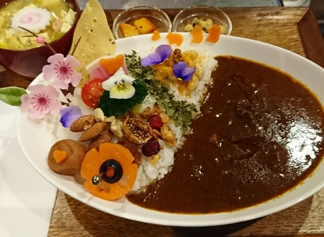 TAKEUCHI Chiyoda kanda jinbou honten: kunstvolle Curry-Teller — 3