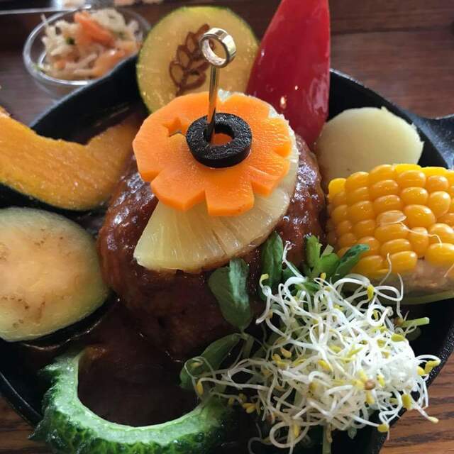 TAKEUCHI Chiyoda kanda jinbou honten: kunstvolle Curry-Teller — 1