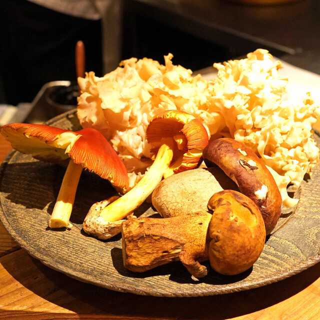 SOWADO: Modernes Izakaya mit zentralem Holzkohlengrill — 1