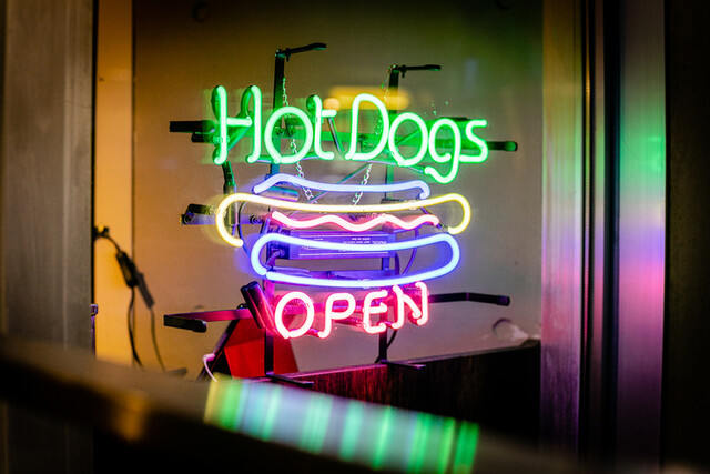 SKOOKUM HOTDOG DINER: amerikanische Gourmet-Hotdogs — 3