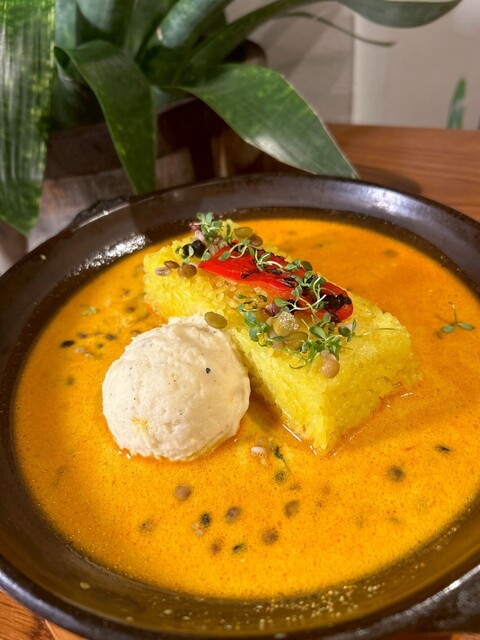 ando suriranka toukyou: Sri-lankisches Suppencurry auf der Gusseisenplatte — 1