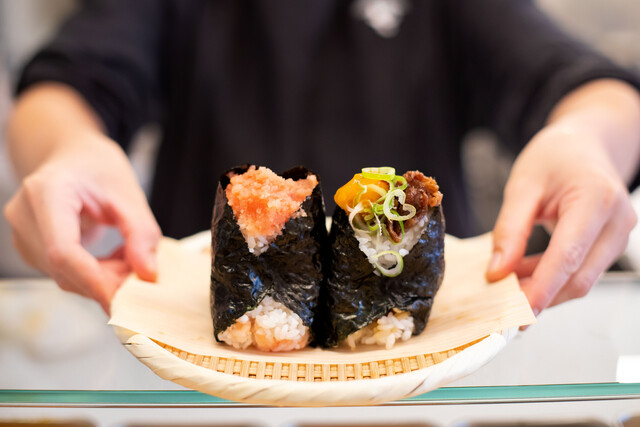 Onigiri Tonjiru Yamataro: große, handgeformte Onigiri — 1