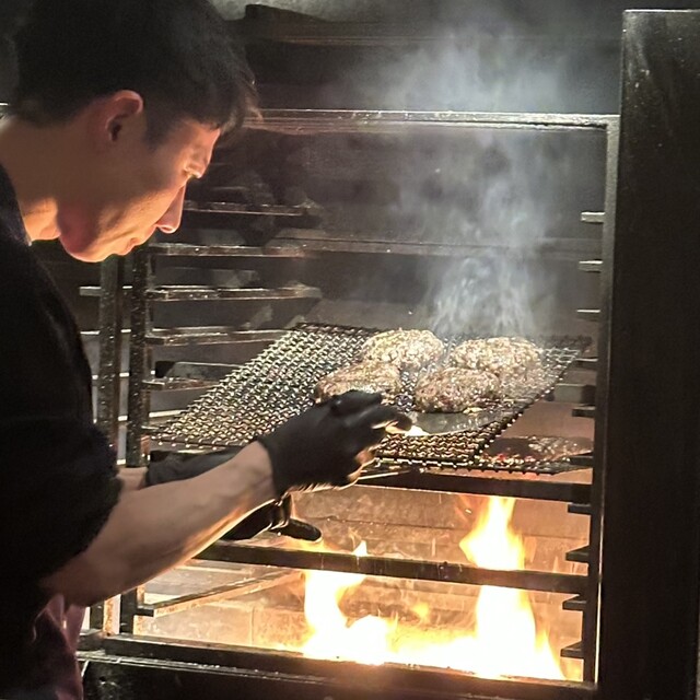 atami: Ein Wagyu-Burger-Omakase vom Holzfeuer — 3