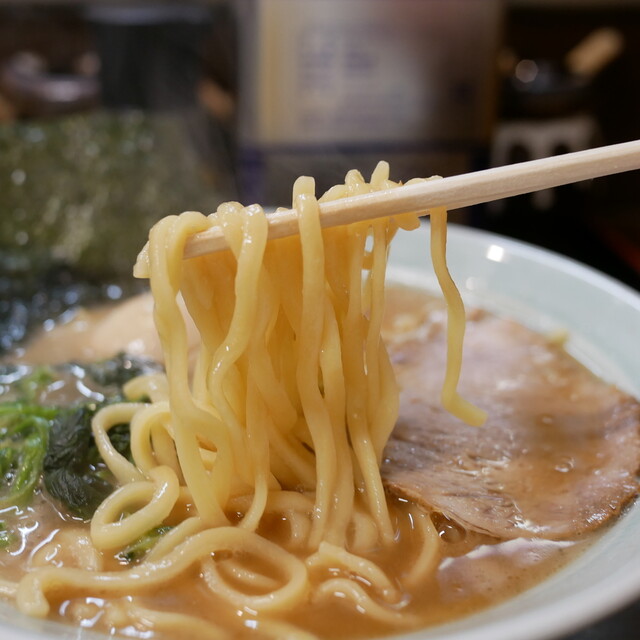 Suzukiya Honten: klassischer Iekei-Ramen, nur eine Schale — 3