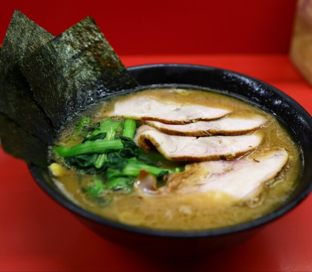 Ramen Sugita Ya Honten: Iekei-Ramen am Tresen ab 5 Uhr — 5