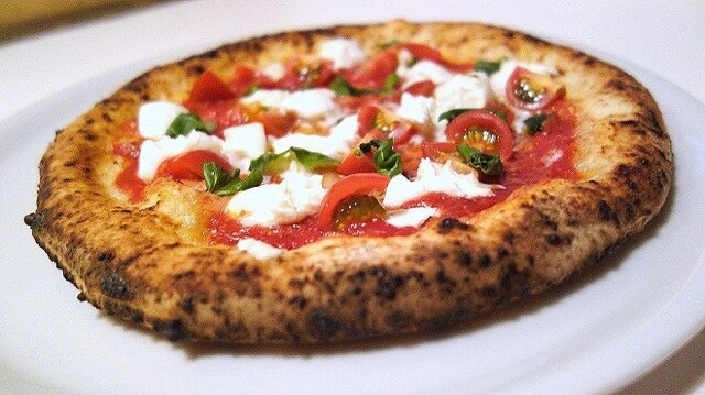 Sisiliya: neapolitanische Pizza aus dem Holzofen — 1