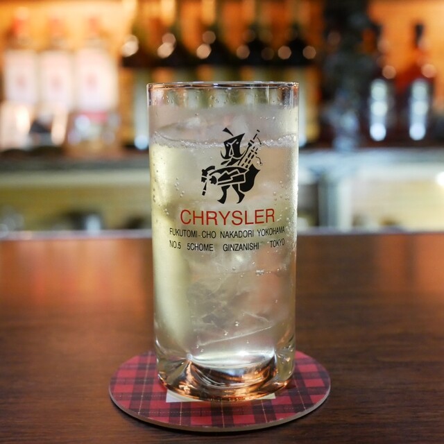 Chrysler: Shōwa-Bar mit Sammlung alter Spirituosenflaschen — 2