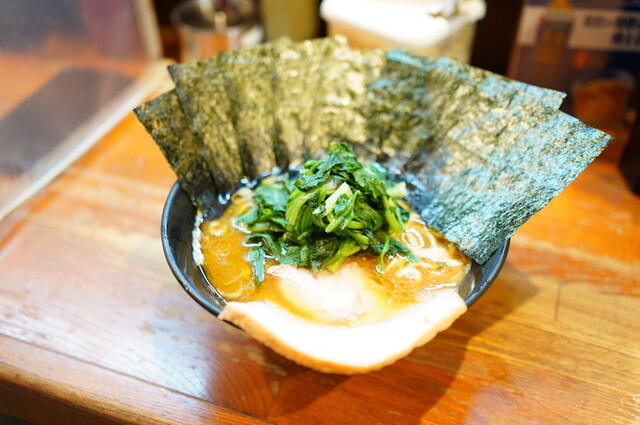 Ramen Suehiroya: Iekei-Ramen mit geräuchertem Chāshū — 1