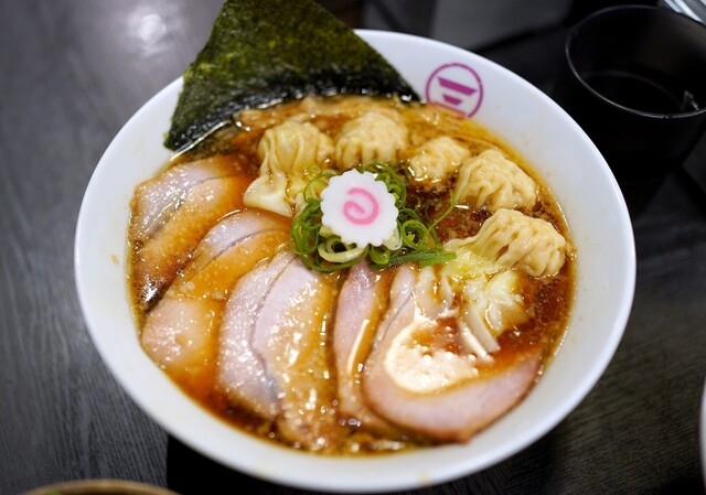 Yokohama Chuka Soba Ishin Shoten Honten: Ingwer-Shoyu-Ramen und Wantans — 1