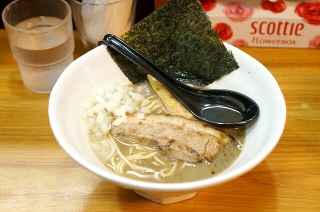Ramen Inoue: Niboshi-Hühner-Ramen und gewürztes Kaedama — 1