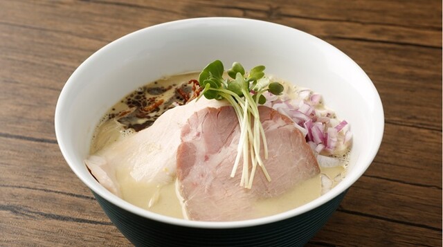 Menya Deko: Ramen mit doppelt gezogener Niboshi-Brühe — 1