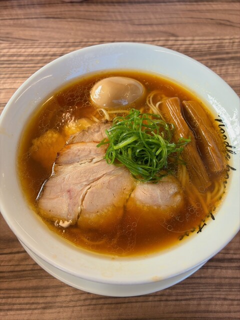 Menan Chitose: klare Shoyu-Ramen mit drei Sorten Chashu — 1
